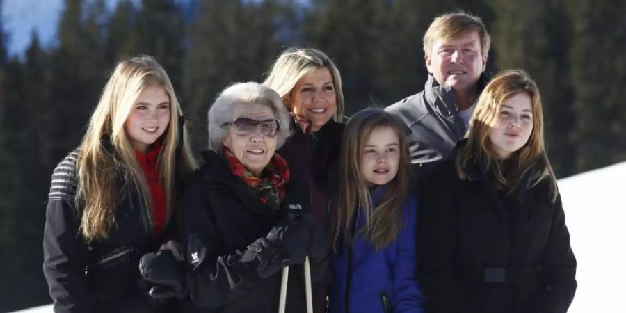 Familienfoto: König Willem-Alexander der Niederlande (2.v.r) mit seiner Familie, Mutter Prinzessin Beatrix (2.v.l), Ehefrau Königin Maxima (M) und den Töchtern Prinzessin Amalia (l), Prinzessin Ariane (3.v.r) und Prinzessin Alexia (r). Foto: Matthias Schrader/AP