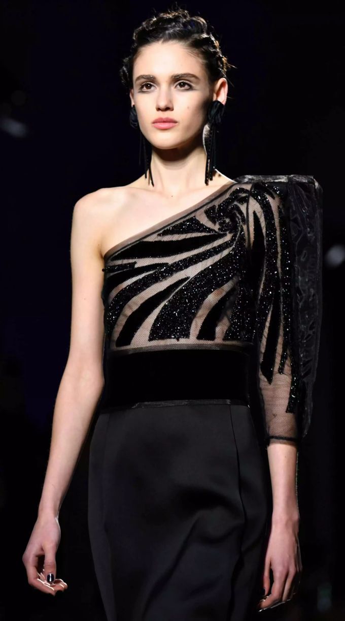 Ein Model präsentiert Giorgio Armani an der Mailänder Fashion Week. Mailand Fashion Week