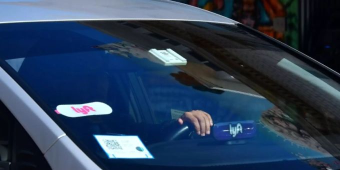 Ein Fahrer in Kalifornien mit dem Lyft-Aufkleber lyft