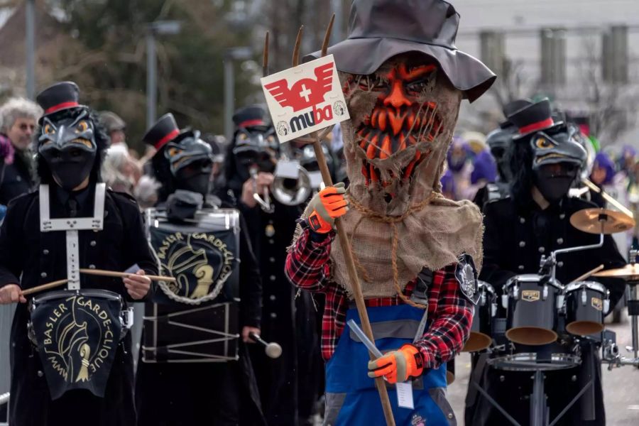 Die Basler Garde-Clique am Cortege mit dem Sujet Muba.