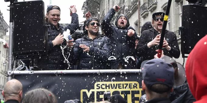 Meisterumzug in Bern - SCB Meister-Helden lassen sich feiern