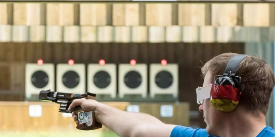 Oliver Geis trainiert 2016 im Schiesssportzentrum mit der Olympischen Schnellfeuerpistole. Foto: Jens-Ulrich Koch