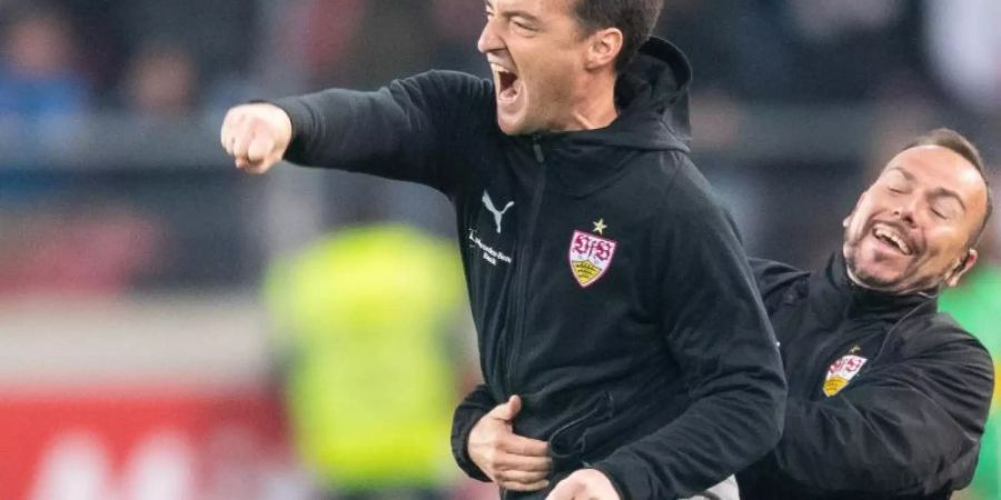 VfB-Coach Nico Willig (l) und Co-Trainer Francisco Vaz freuen sich nach dem Heimsieg. Foto: Sebastian Gollnow