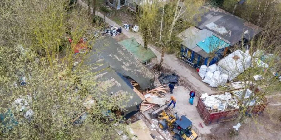Ein Bagger steht vor der bereits zum Teil abgerissenen Parzelle des mutmasslichen Täters auf dem Campingplatz Eichwald. Foto: Guido Kirchner