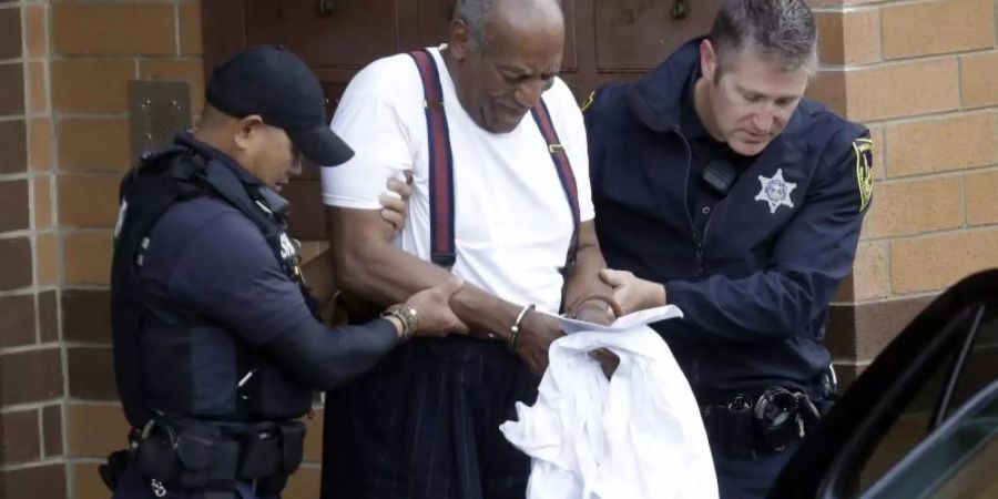 Bill Cosby wird nach seiner Verurteilung in Handschellen aus dem Gericht geführt. Foto: Jacqueline Larma/AP