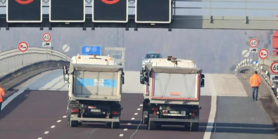 Vier LKW fahren über die Elbbrücke der Autobahn 2 bei Lostau. Foto: Peter Gercke