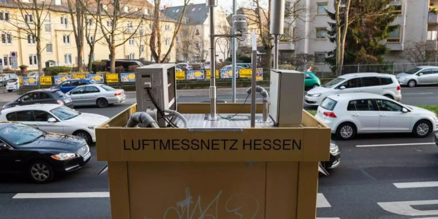 Luftmessstation am Strassenrand. Die Bundesregierung will an dem Grenzwert, den umgerüstete Euro 5 Dieselfahrzeuge erfüllen müssen, festhalten. Foto: Silas Stein