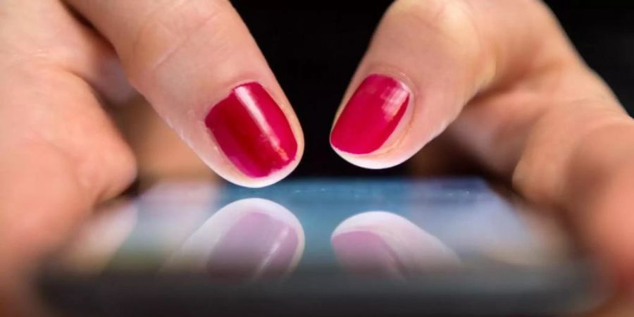 Einige Bundesländer haben den Lehrkräften untersagt, dienstliche Nachrichten über WhatsApp auszutauschen. Foto: Sebastian Gollnow