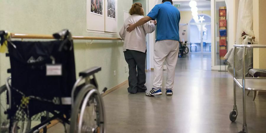 Zu wenig Zeit für Patienten und Bewohner, schlechte Dienstpläne, gesundheitliche Probleme: Jede zweite Person, die in der Schweiz in der Langzeitpflege arbeitet, kann sich nicht vorstellen, dies bis zur Pensionierung zu tun. (Themenbild)