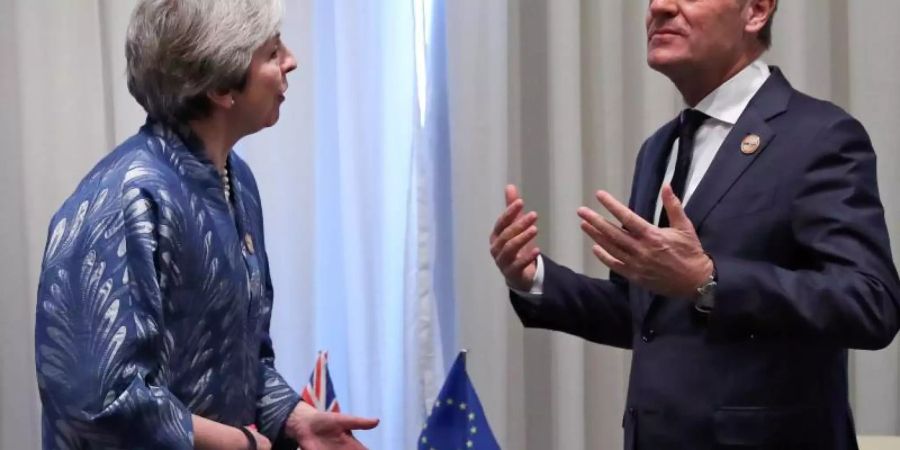 Was tun? Die britische Premierministerin Theresa May im Gespräch mit EU-Ratspräsident Donald Tusk. Foto: Francisco Seco/AP Pool