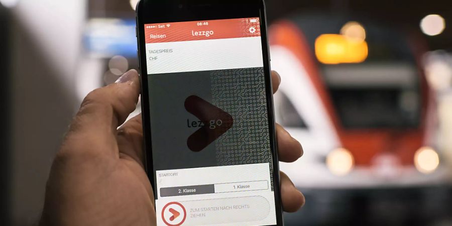 SBB und Postauto wollen den Fahrgästen den Zugang zum öffentlichen Verkehr weiter erleichtern. Sie planen eine gemeinsame App, die als umfassender Reisebegleiter dienen soll. (Archivbild)