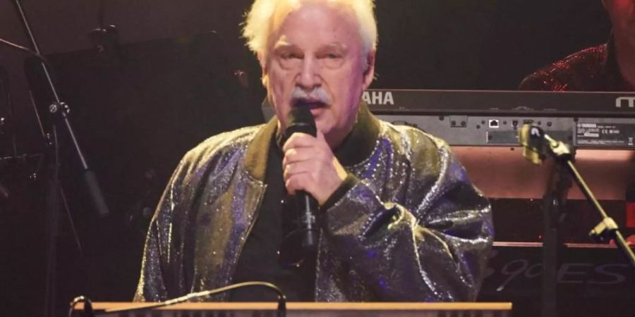 Giorgio Moroder singt zum Deutschlandauftakt «The Celebration of the '80s Tour» auf der Bühne im Tempodrom. Foto: Annette Riedl