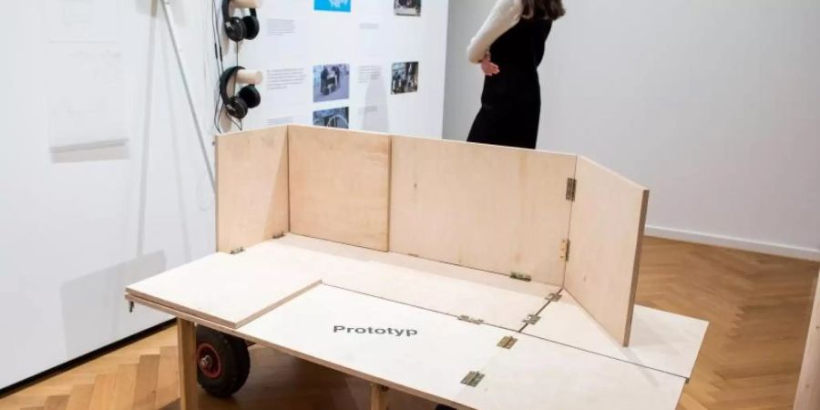 Ein mobiler Schlafwagen für Obdachlose ist Teil der Ausstellung «Social Design», die das Museum für Kunst und Gewerbe bis zum 27. Oktober 2019 zeigt. Foto: Daniel Bockwoldt