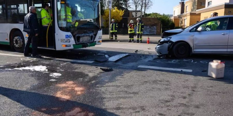 Beim Zusammenstoss eines Schulbusses mit einem entgegenkommenden Auto in Garbsen sind mehrere Insassen schwer verletzt worden. Foto: Christophe Gateau