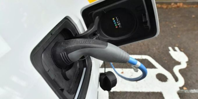 Für E-Autos - Deutscher Automobilverband fordert mehr Ladesäulen