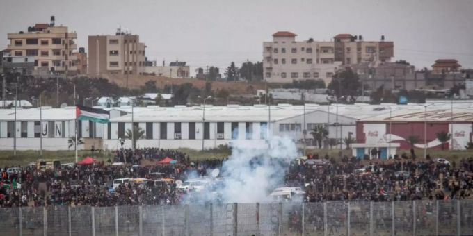 Soldaten der israelischen Streitkräfte feuern Tränengas auf Palästinenser. (Archivbild) Tränengas