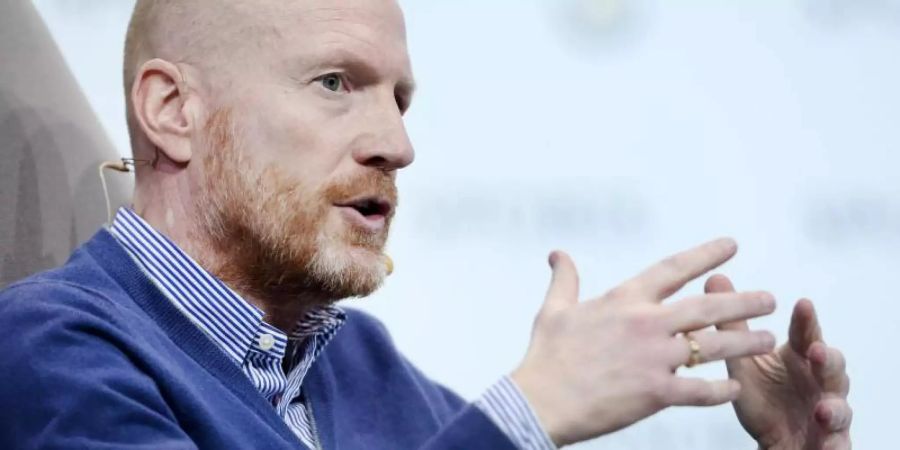 Matthias Sammer sieht dem Trainerduell im Topspiel gespannt entgegen. Foto: Roland Weihrauch/dpa