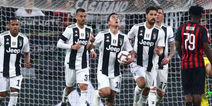 Sami Khedira (2.v.r) feiert den Sieg von Juventus Turin. Foto: Spada/Lapresse/Lapresse via ZUMA Press Sami Khedira (2.v.r) feiert den Sieg von Juventus Turin. Foto: Spada/Lapresse/Lapresse via ZUMA Press
