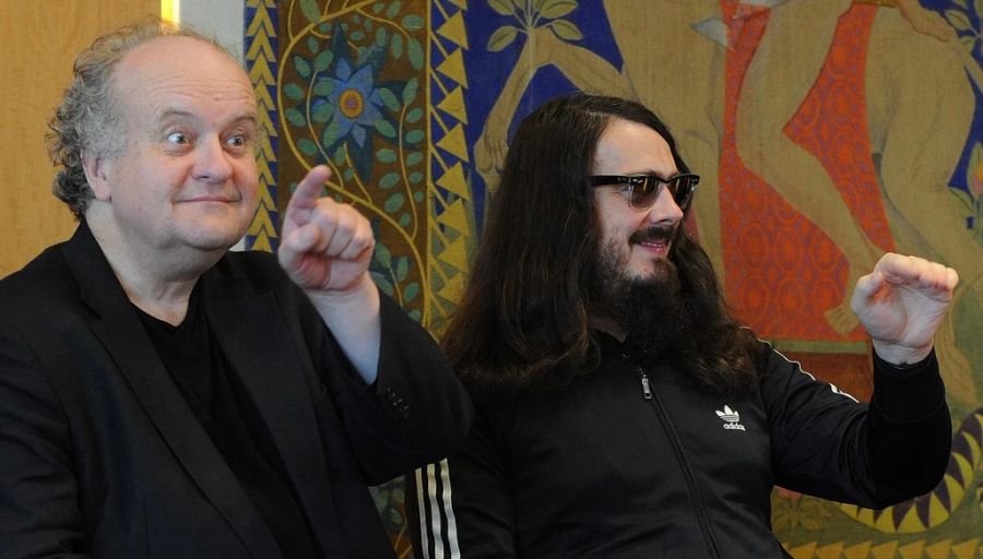 Der deutsche Künstler und Bühnenbildner für die Oper «Dionysos», Jonathan Meese (r.), und Wolfgang Rihm (l.) (Archivbild)
