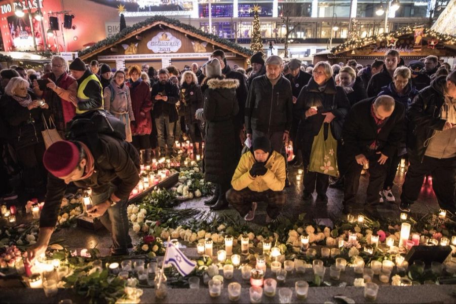 Ein Jahr nach dem Anschlag legten Hunderte Besucher am Berliner Weihnachtsmarkt Kerzen nieder. (Archivbild)