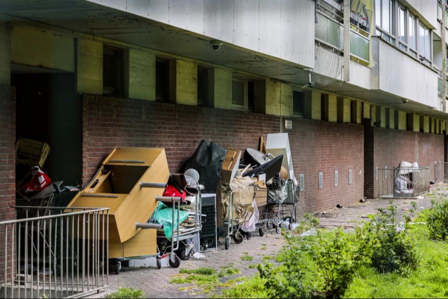 Eingesammelter Müll an der Ottostrasse, an der das Hochhaus steht.