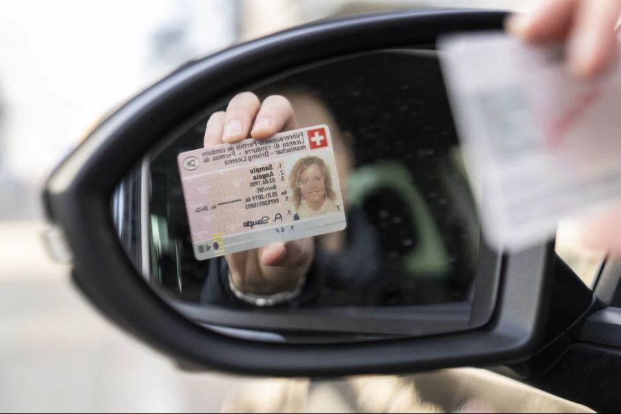 ... bis Ende Juni haben schweizweit noch über eine halbe Million Lenker ihren alten Ausweis nicht eingetauscht. Mehr als 80'000 davon sind im Kanton Zürich ausgestellt.