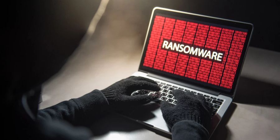 Ransomware Aufschrift Bildschirm Hacker Tastatur