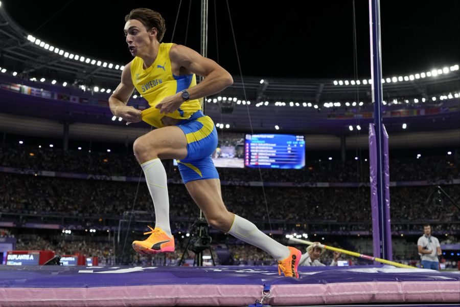 Der schwedische Stabhochspringer Armand Duplantis hat seinen zweiten Olympiasieg mit einem weiteren Weltrekord gekrönt.