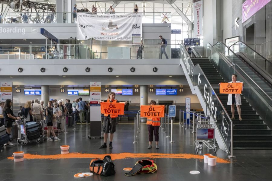 «Oil Kills» wird unter anderem durch die Stiftung Climate Emergency Fund finanziert, welche durch Spenden von reichen Amerikanerinnen und Amerikanern unterstützt wird.