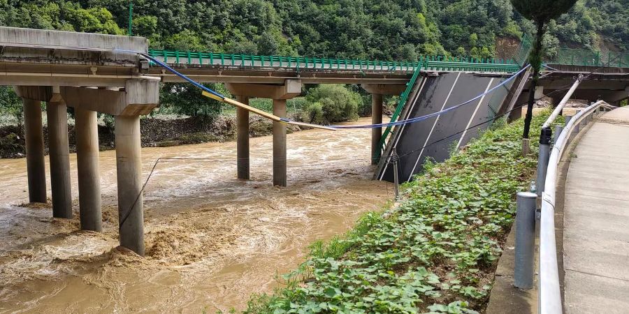 Bei einem Brückeinsturz in der chinesischen Provinz Schaanxi sollen mindestens 30 Fahrzeuge in den Fluss gefallen sein. Mindestens 38 Menschen kamen ums Leben. Archivfoto.