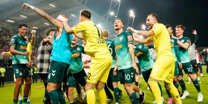 Felix Gebhardt (r., in Gelb) feiert mit Jahn Regensburg den Aufstieg in die 2. Bundesliga. Felix Gebhardt