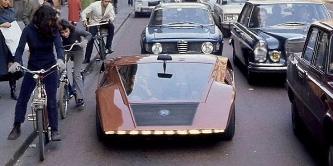 Das von Marcello Gandini, dem Chefdesigner bei Bertone, entworfene Konzeptfahrzeug wurde «Stratos 0» genannt, inspiriert von der damals modischen Weltraum-Ästhetik. Lancia Stratos 1970 in Mailand