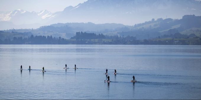 Wassersportaktivitäten in Flachwassersperrzonen sind verboten. Um diese Bereiche besser zu schützen, wurden sie nun mit Bojen und Hinweistafeln markiert. Wassersportaktivitäten