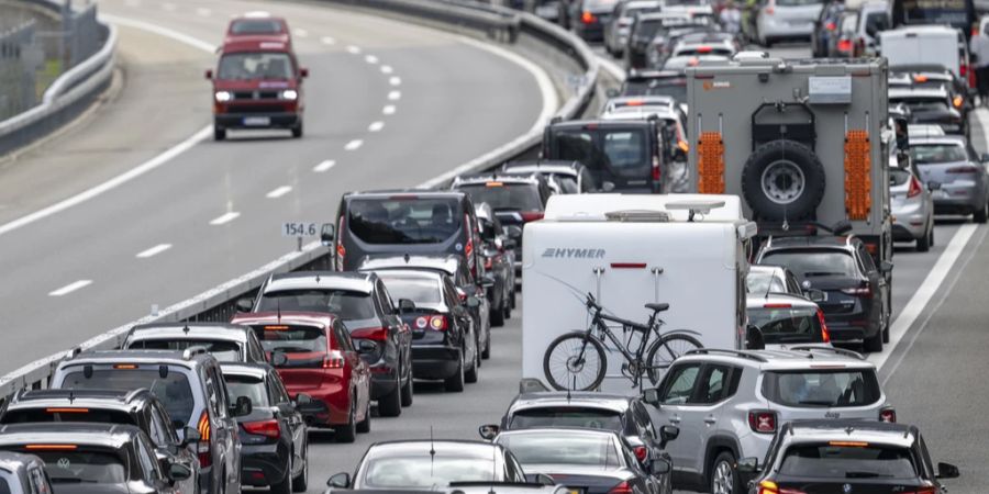 Autoschlange vor dem Gotthard-Tunnel