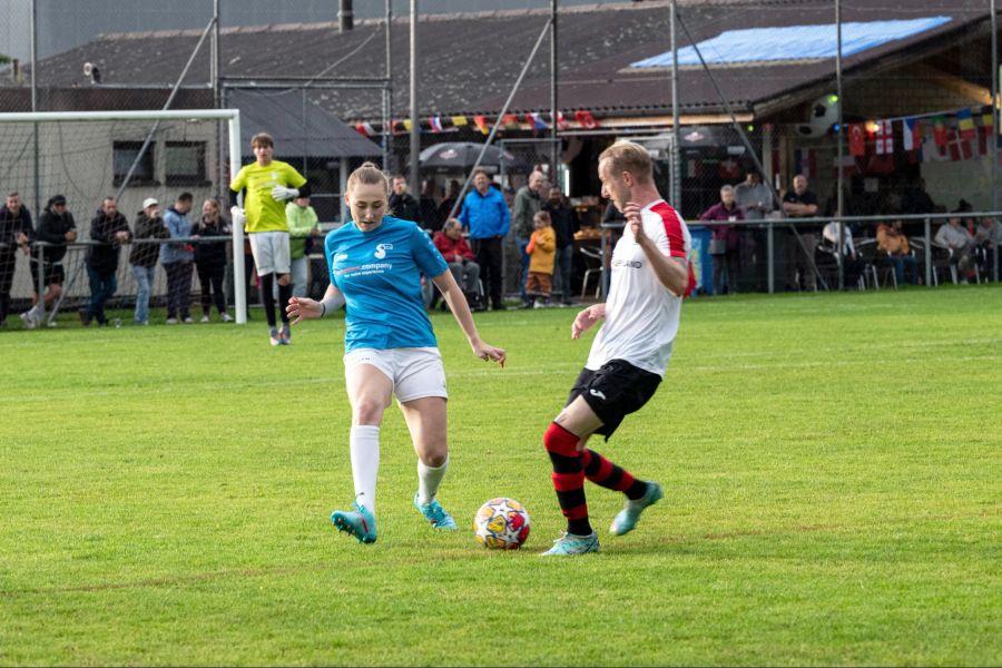 Leandra Vernocchi (FC Shoppy) und Dino Aebi (FC Schönbühl).