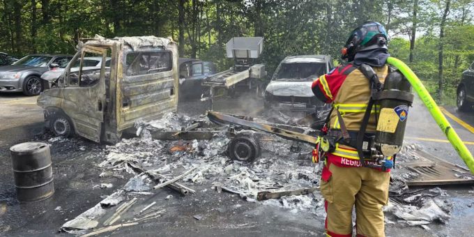 Zollikofen BE: Lieferwagen in Vollbrand. Zollikofen BE