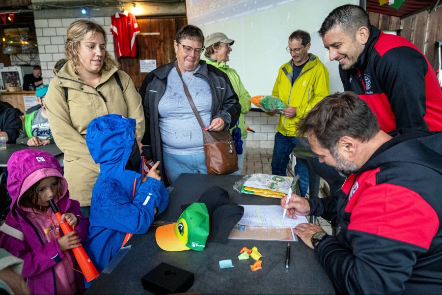 Tombolapreise warten auf ihre Gewinnerinnen und Gewinner.