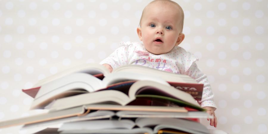 Baby, Bücherstapel