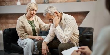 paar bei der beratung, mann niedergeschlagen, therapie