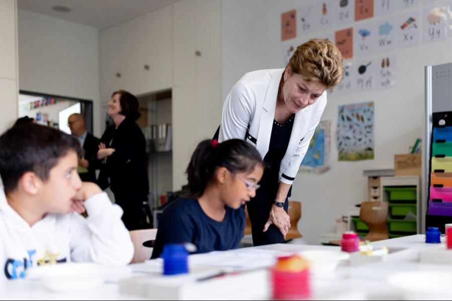 Die siebenjährige Lisa braucht in der Schule spezielle Betreuung. (Symbolbild)