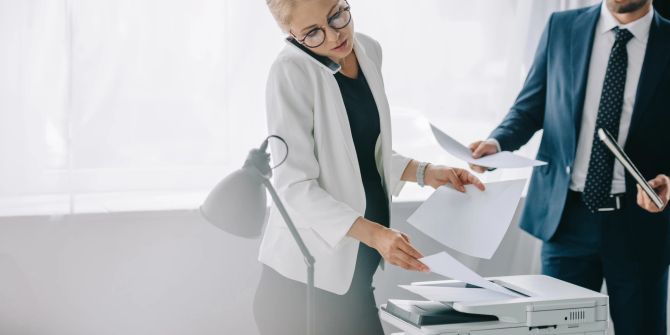 Zwei Kollegen am Drucker