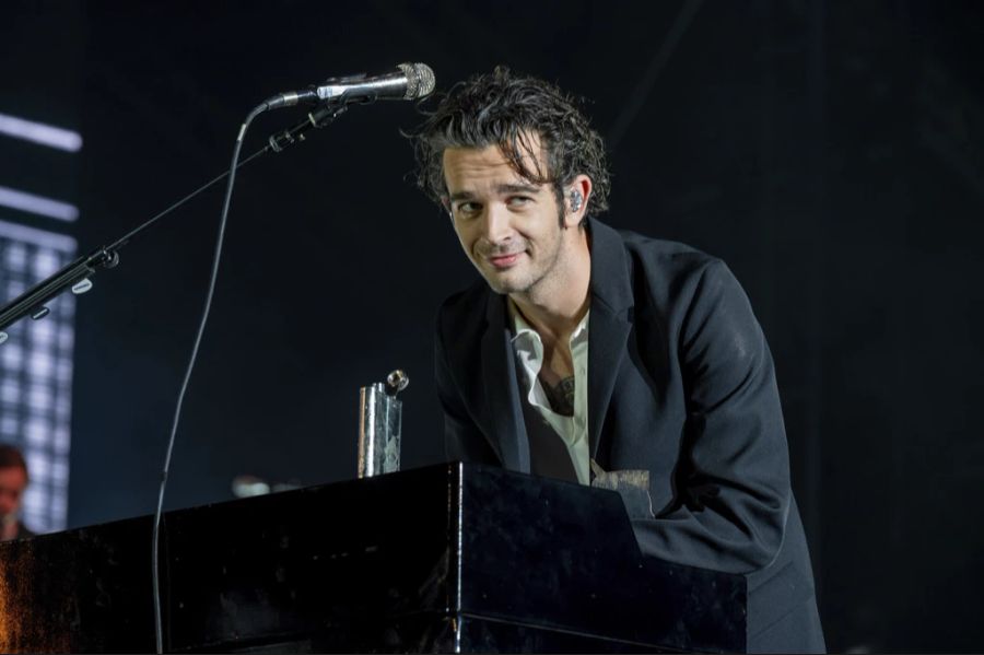 Auch ihre kurze, aber intensive Zeit mit dem Sänger Matty Healy der Band «The 1975» ist ein Thema.