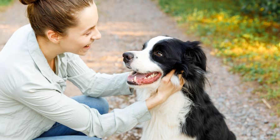 Frau mit Hund, glücklich