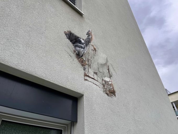 Das Fahrzeug prallte gegen eine Hauswand. Hauswand