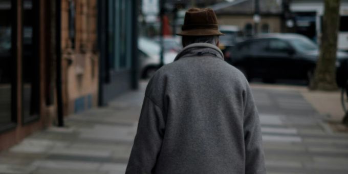 Alter Mann auf Strasse