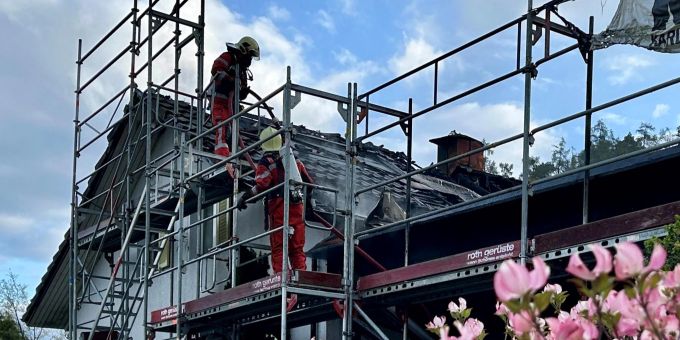 Neftenbach: Einfamilienhaus ausgebrannt. Neftenbach: Einfamilienhaus ausgebrannt.