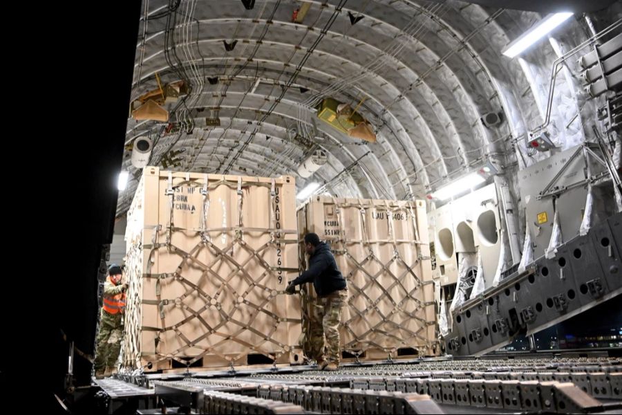 Medizinisches, militärisches oder anderes Material für die Ukraine wird in Rzeszow vom Flieger in Züge verladen.