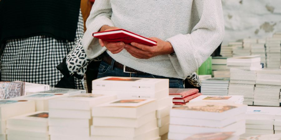 Bücherstapel Hände Frau Messe