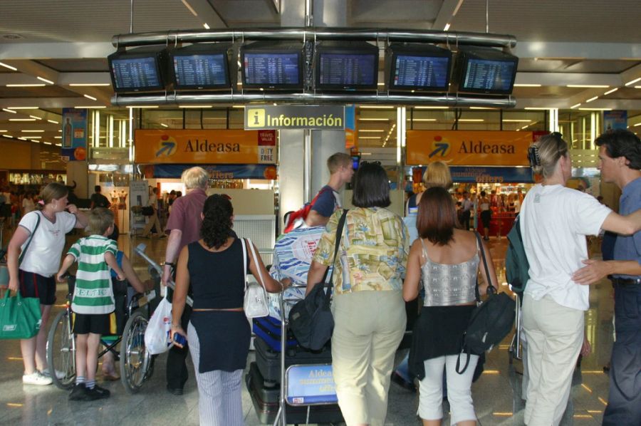 Eine 21-Jährige trank in Mallorca am Flughafen einen verseuchten Kaffee aus dem Automaten. (Archivbild)