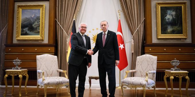 Handschlag in Ankara: Bundespräsident Frank-Walter Steinmeier (l.) und der türkische Präsident Recep Tayyip Erdogan. Handschlag in Ankara: Bundespräsident Frank-Walter Steinmeier (l) und der türkische Präsident Recep Tayyip Erdogan.